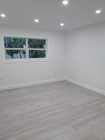 Building Photo - 2185 NE 169th St