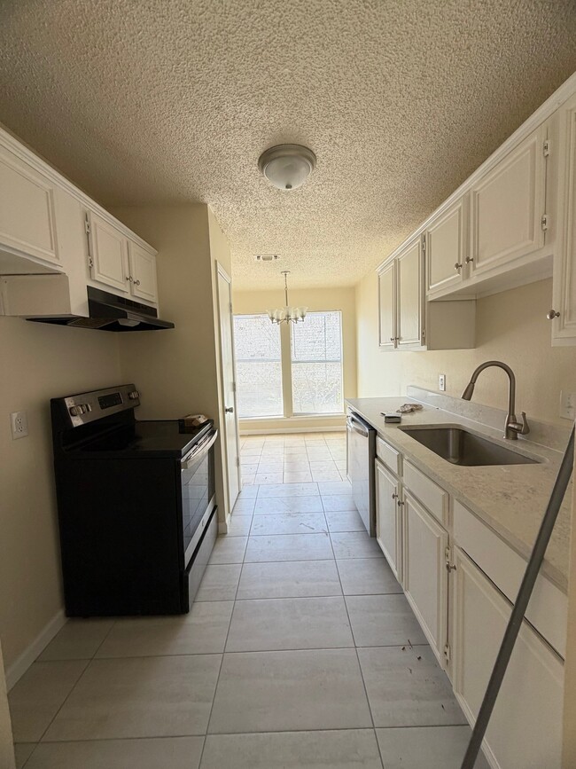 Building Photo - 323 Moss Hill Dr