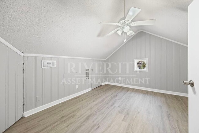 Building Photo - HUGE 4 BED 2 BATH PROPERTY!!!!!! SECTION 8...