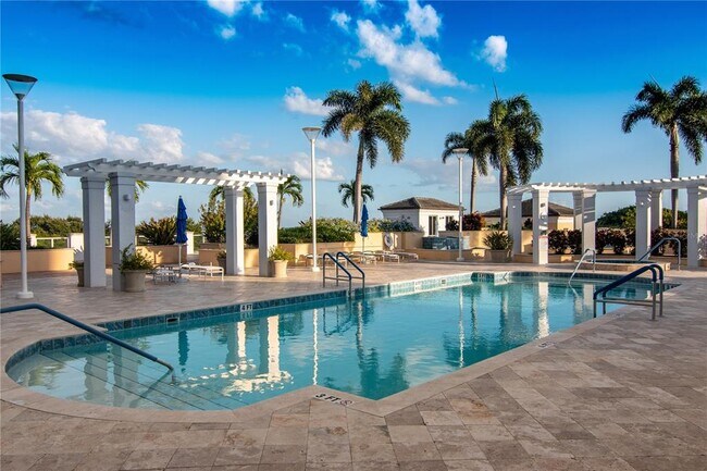 Building Photo - 400 Beach Dr NE