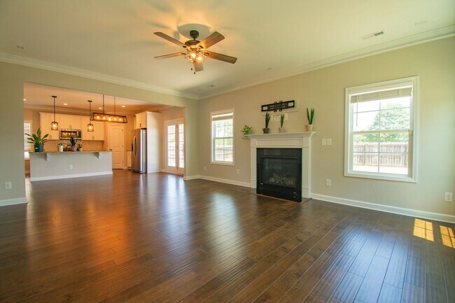 Building Photo - Available July 1! 4 Bedroom 2.5 Bathroom