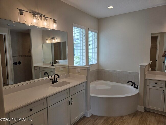 Building Photo - 835 Silver Pine Dr