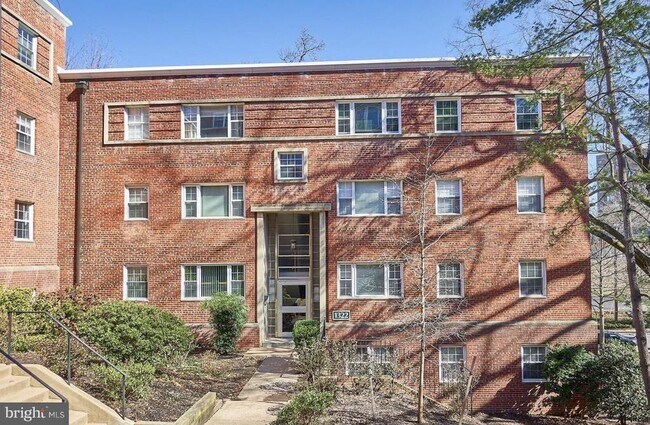 Building Photo - 1322 Fort Myer Dr