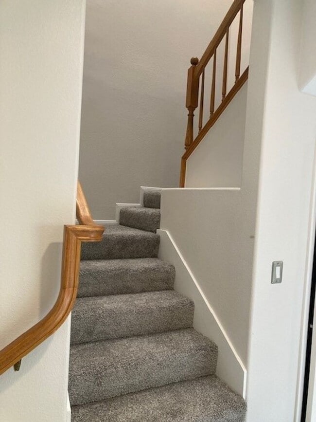 Building Photo - 3 Bedroom 3 Bath Home Located in the gated...