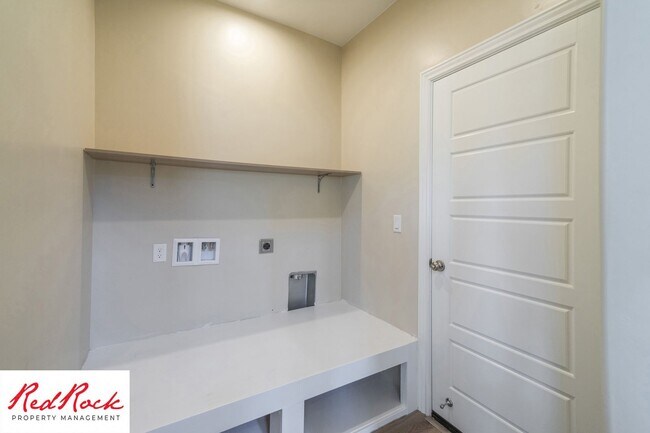 Building Photo - Stunning 4 Bedroom Home. Dog friendly!