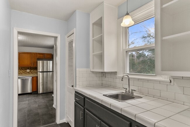 Building Photo - Charming Circlewood Cottage Available NOW!