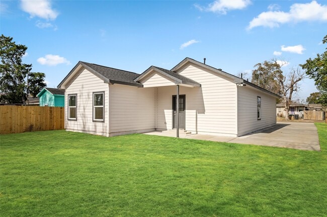 Building Photo - 8056 Meadowbrook Dr