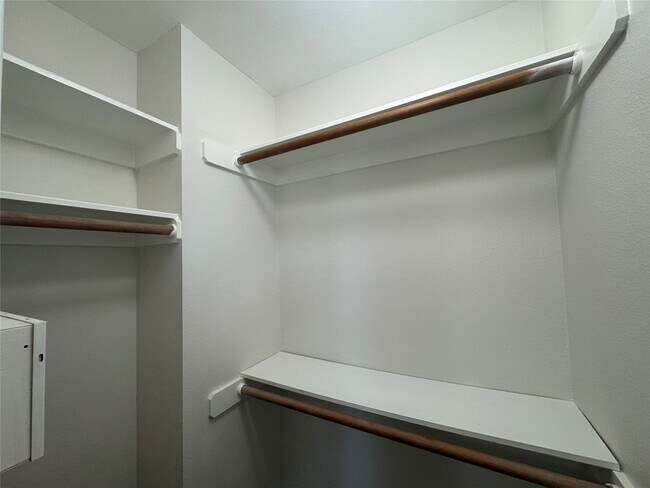 Building Photo - 5715 Vinemont Ln
