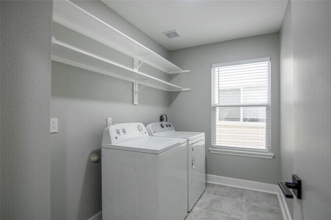 Building Photo - 20911 Young Meadows Way