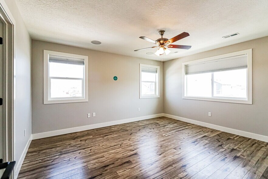 Building Photo - 1611 W Parkview Dr