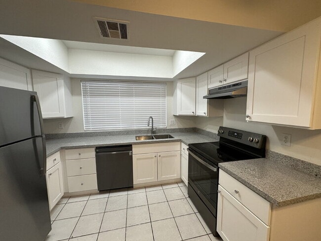 Building Photo - 1559 W Mercer Ln