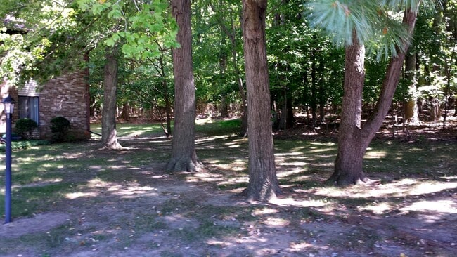 Building Photo - 136 Amberly Dr