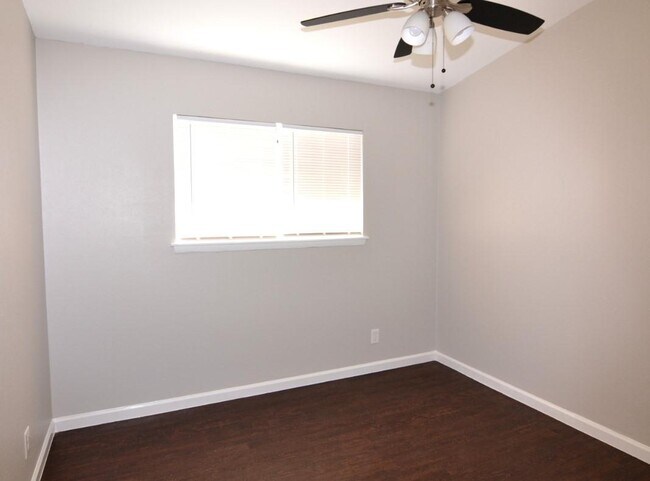 Building Photo - 5123 Vlg Gln Dr