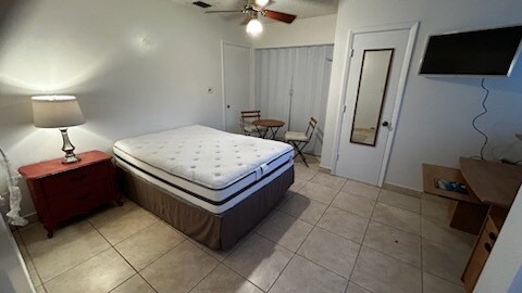 Studio with plenty of closet space - 5080 SW 66th Ave