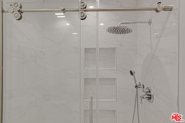 Building Photo - 100 S Doheny Dr