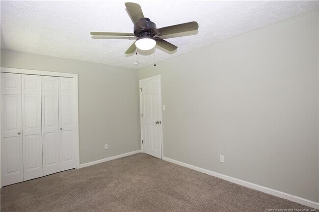 Building Photo - 906 N Glenwood Trail