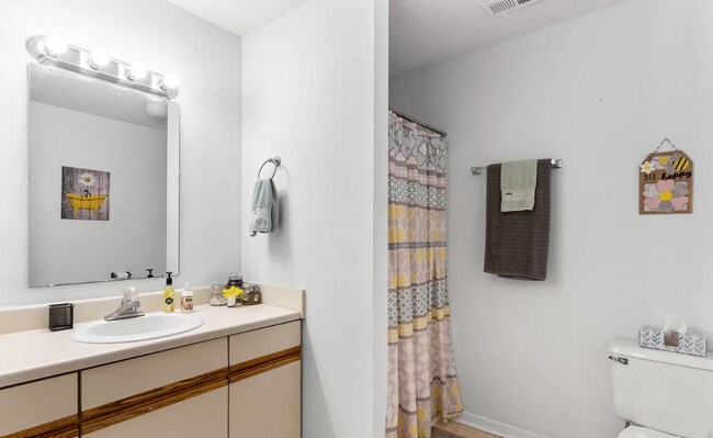 Building Photo - 728 Azalea Dr