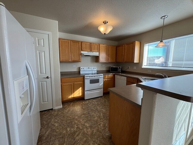 Building Photo - 3 Bed 2.5 Bath w/AC - MileStoneRES