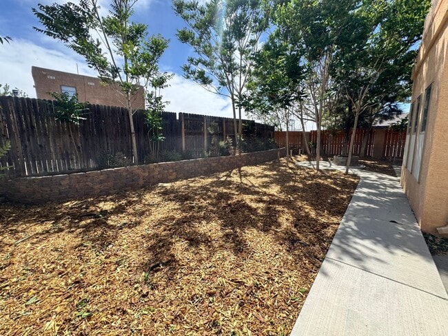 Building Photo - Beautiful 3 bedroom 2.5 bathroom NW Albuquerque.