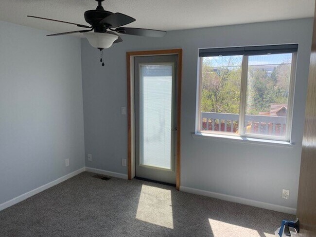 Building Photo - 3 Bed/2.5 Bath NE Bend Single Family Home with Hot Tub