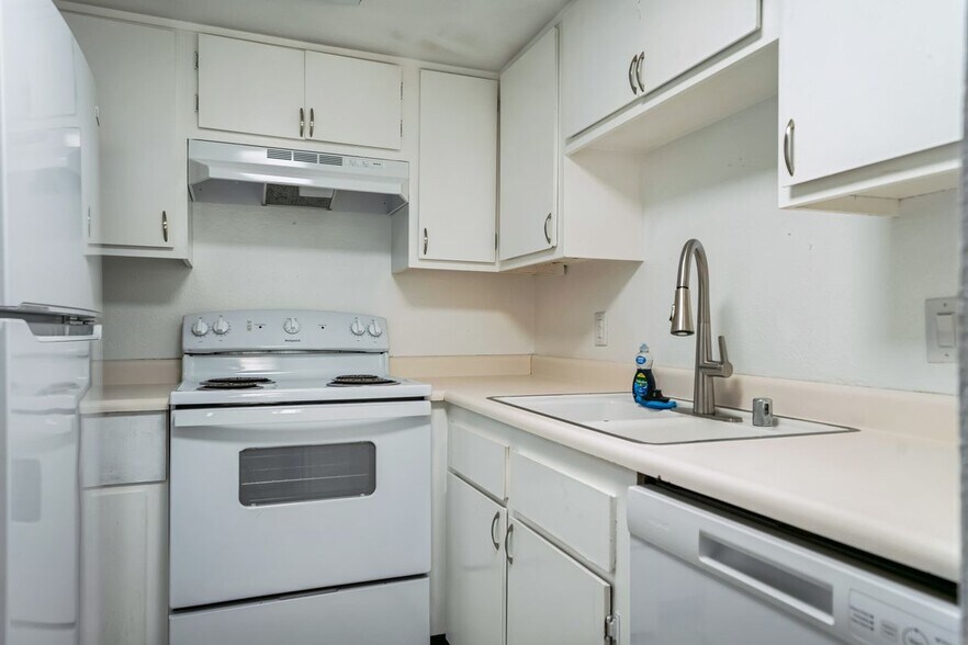 Building Photo - 5733 W Smoke Ranch Rd