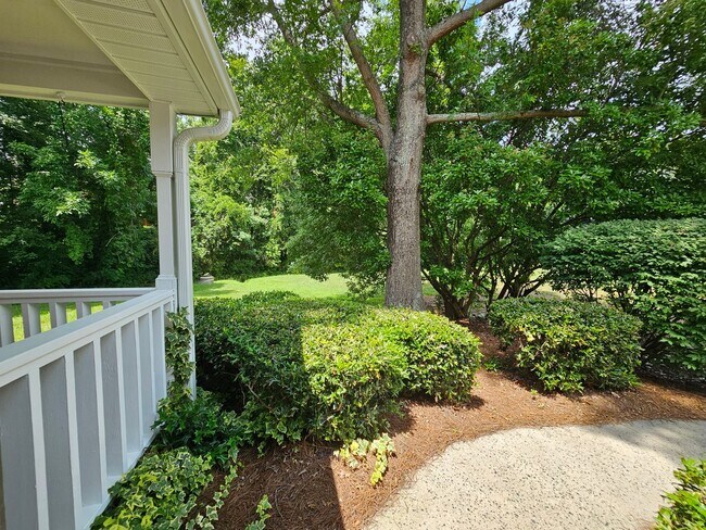 Building Photo - Townhome in Greensboro!