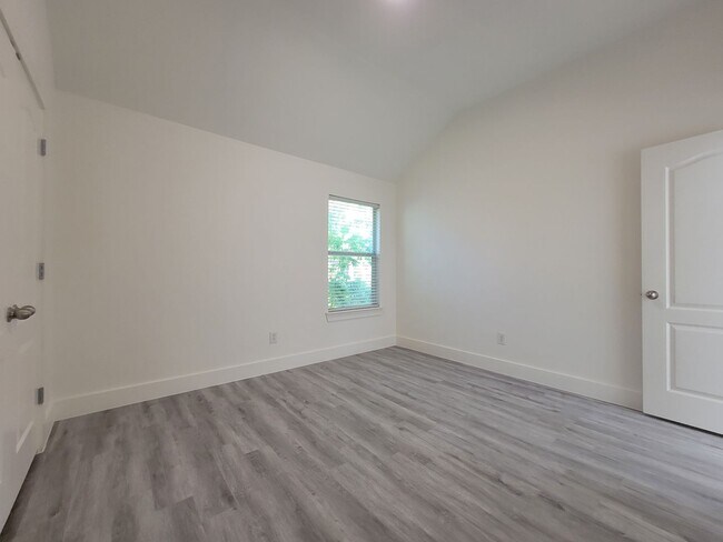 Building Photo - 405 Darkwoods Dr
