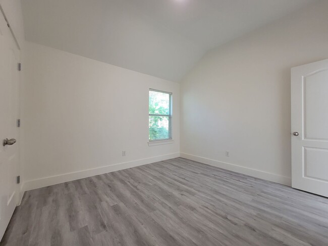 Building Photo - Fantastic 4 Bed 2.5 Bath Single Family Hom...