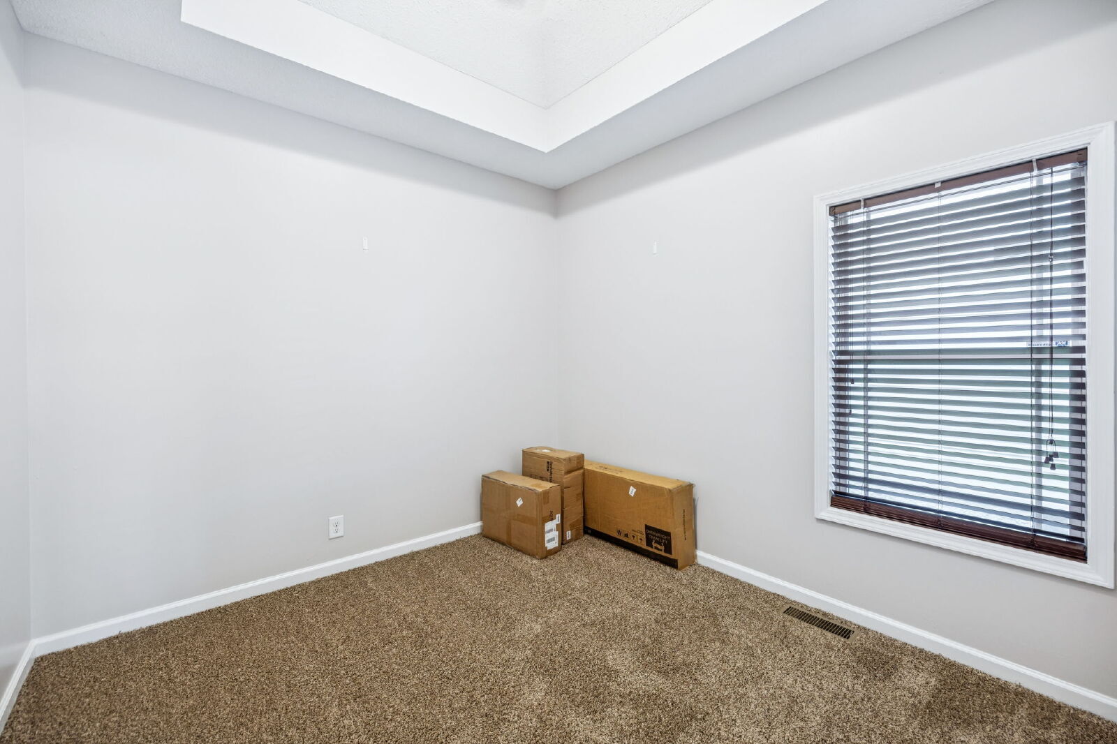 Building Photo - 634 Hidden Valley Dr
