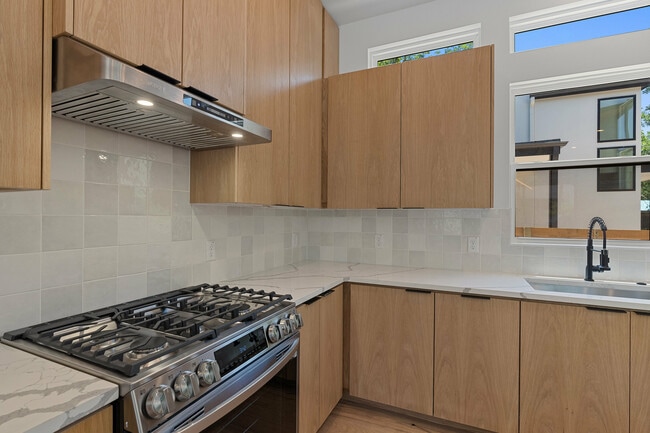 Building Photo - 909 Payne Ave