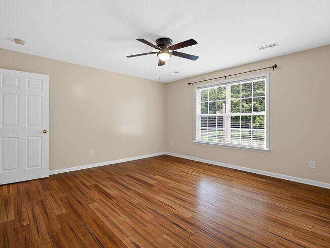 Building Photo - Charming Single-Level 3 BR, 2 BA Home with...