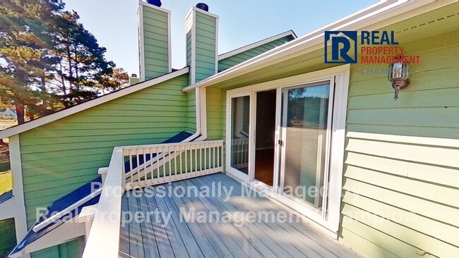 Building Photo - Spacious End Unit Townhome with Private De...