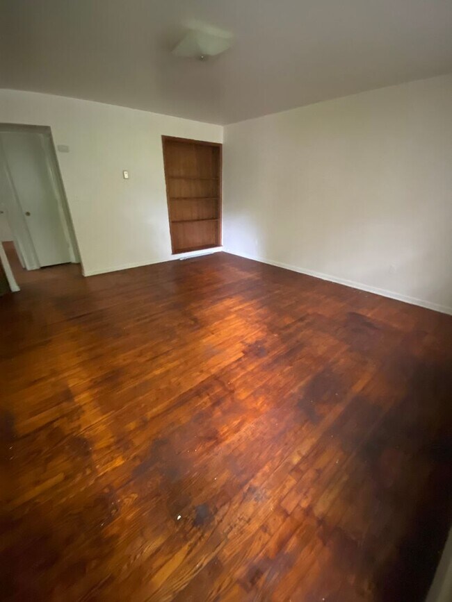 Building Photo - 2103 Meadowvale Ct