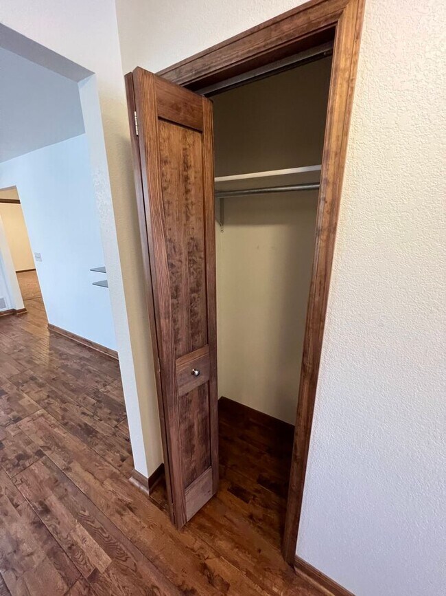 Building Photo - 409 S Broadway Ave