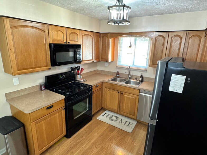 Building Photo - 28227 Gladstone St