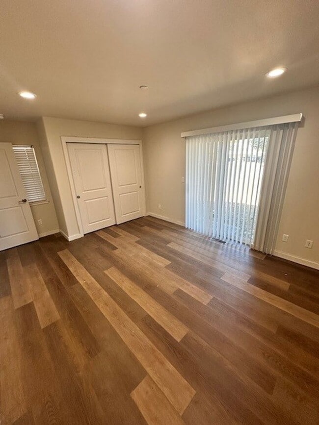 Building Photo - Lovely, recently remodeled 3Bd townhouse duplex! Available for viewing now! Call me to inquire to...