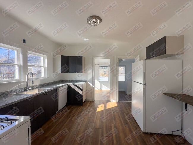 Building Photo - Adorable Single Family Home