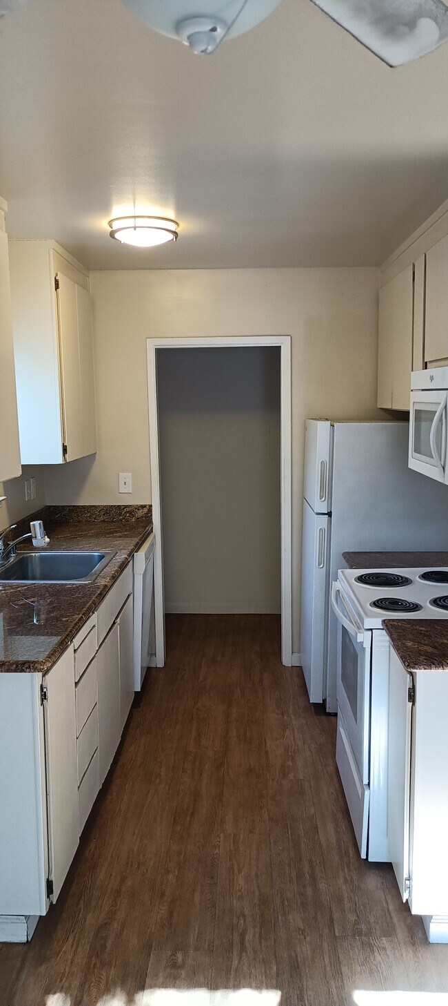 Building Photo - 1648 Hollenbeck Ave