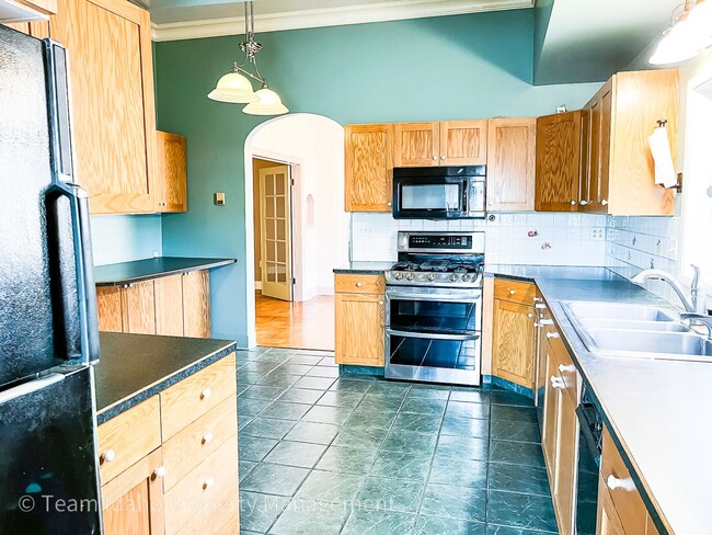 Building Photo - Charming 3bed/3bath home in Historic Fort Russell District