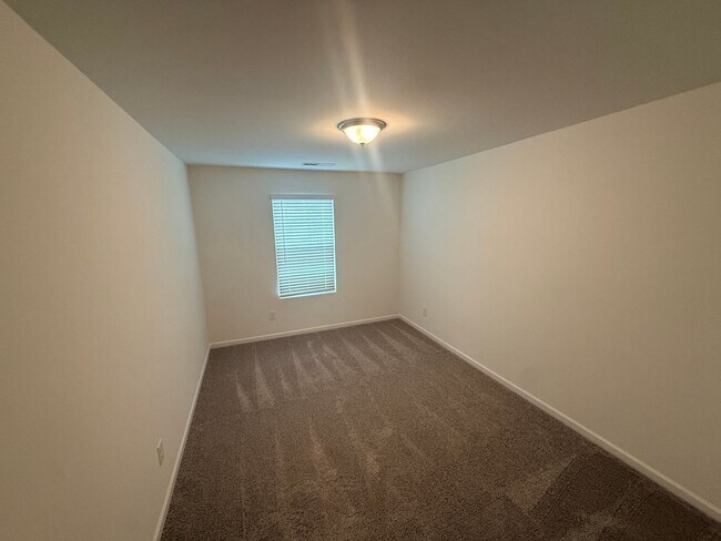 Building Photo - Brand New Townhome in Highland Creek Area!