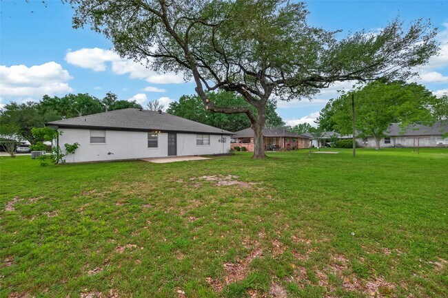 Building Photo - 1203 Bernard Ave