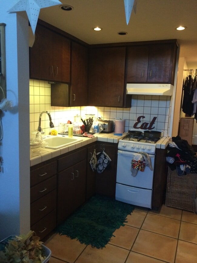 Building Photo - Adorable Studio Apartment with a Loft-$300...