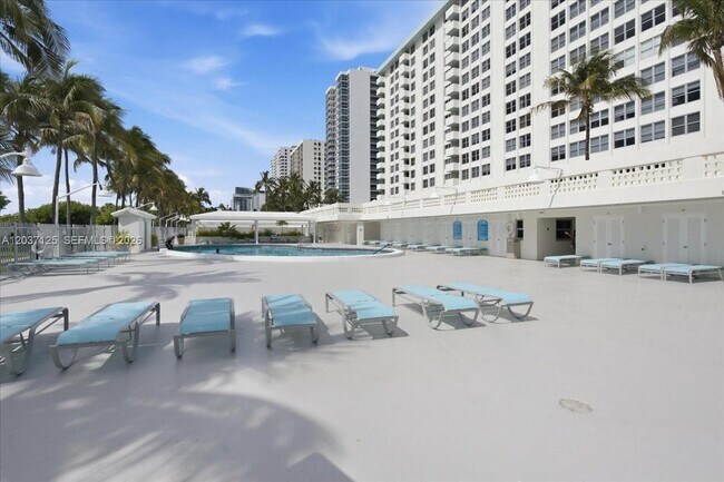 Building Photo - 2899 Collins Ave