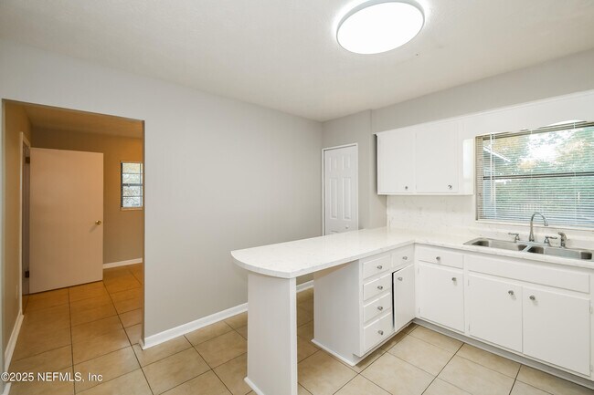 Building Photo - 5822 Jaguar Dr W