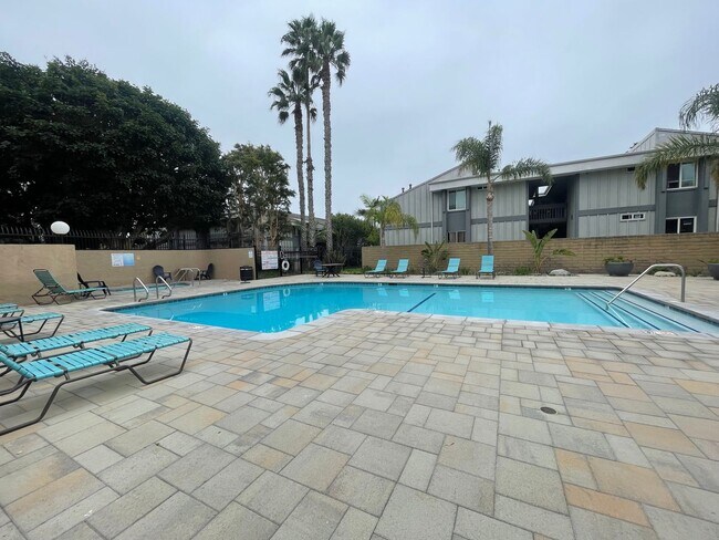 Building Photo - Beach-Close in Huntington Beach 1 Bedroom