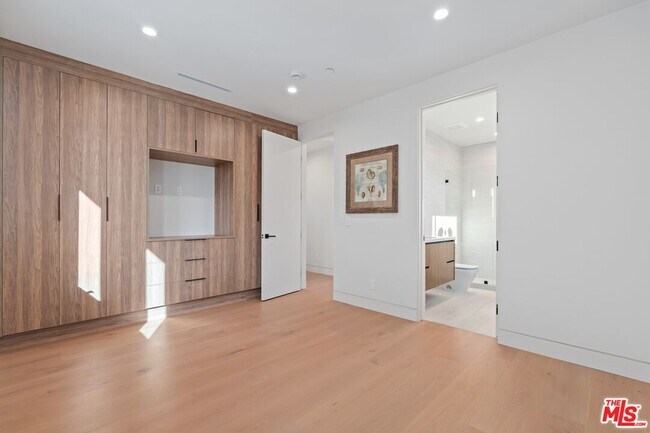 Building Photo - 4708 Noble Ave