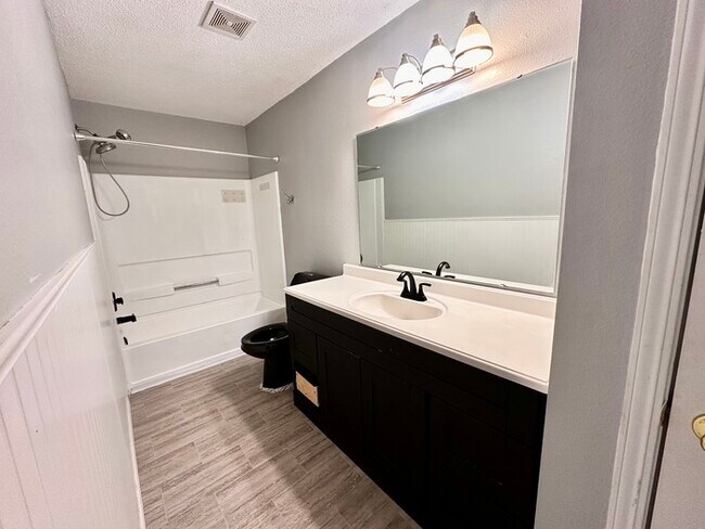 Building Photo - Perry Township 3 bedroom 2.5 bathroom
