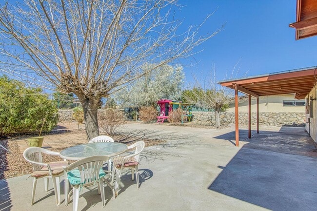 Building Photo - Come and check this 3 bed/2 baths house