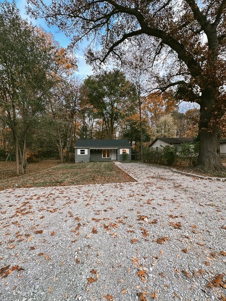 Driveway can fit 5 cars - 9275 1st St