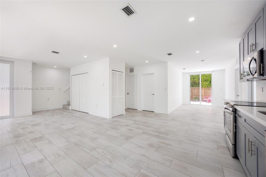 Building Photo - 3787 Thomas Ave